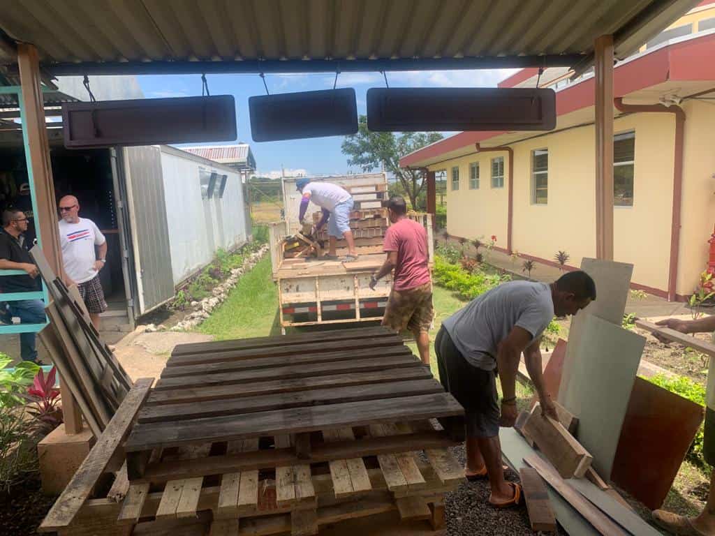 Donación de madera para uso en el taller de artesanías.